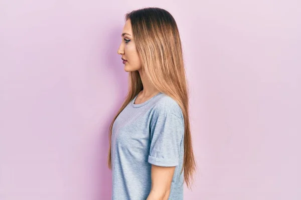 Chica Rubia Joven Con Camiseta Casual Mirando Lado Pose Perfil — Foto de Stock