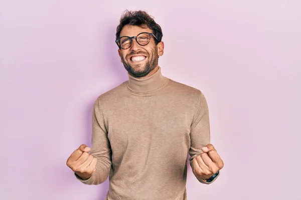 Homem Bonito Com Barba Vestindo Camisola Gola Alta Óculos Muito — Fotografia de Stock