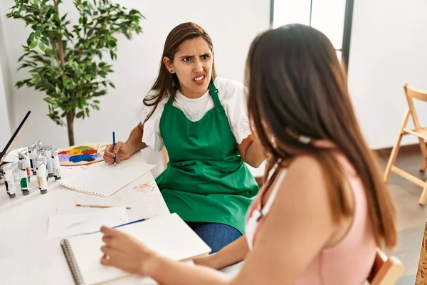 Twee Latijnse Verf Studenten Ruzie Zitten Tafel Kunstacademie — Stockfoto