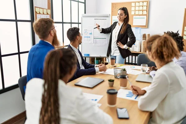 Gruppe Von Geschäftsleuten Hört Hispanische Chefin Konferenz Büro — Stockfoto