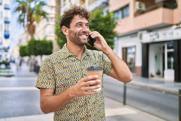 Ung Latinamerikansk Man Pratar Smartphone Dricka Kaffe Gatan — Stockfoto