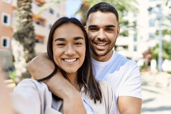Jong Latijn Paar Glimlachen Gelukkig Knuffelen Maken Selfie Door Camera — Stockfoto