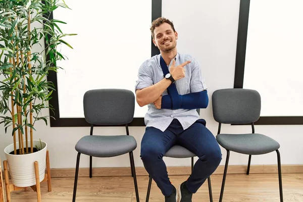 Joven Guapo Sentado Sala Espera Del Médico Con Lesión Brazo — Foto de Stock