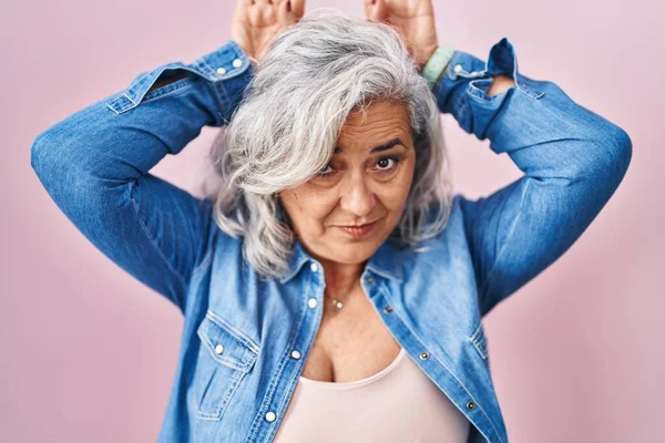 Middle Age Woman Grey Hair Standing Pink Background Doing Bunny — Fotografia de Stock