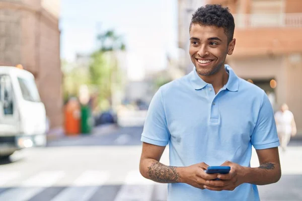 Africano Americano Homem Sorrindo Confiante Usando Smartphone Rua — Fotografia de Stock