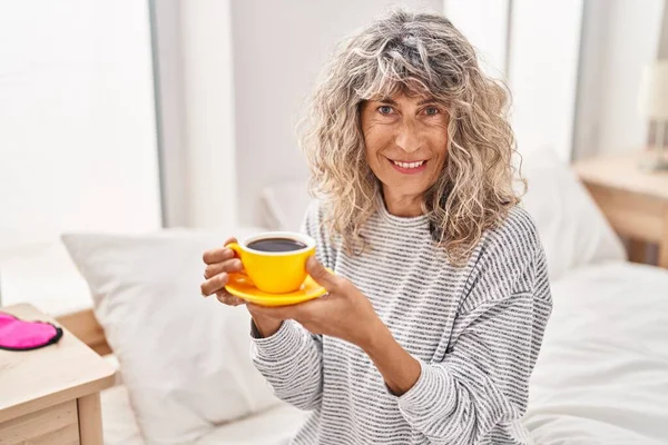 Mujer Mediana Edad Bebiendo Taza Café Sentado Cama Dormitorio —  Fotos de Stock