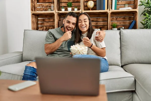 Unga Latinamerikanska Par Tittar Film Och Äter Popcorn Sittandes Soffan — Stockfoto