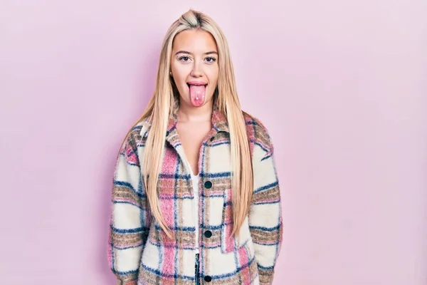 Ung Blond Flicka Bär Casual Kläder Sticker Tungan Glad Med — Stockfoto