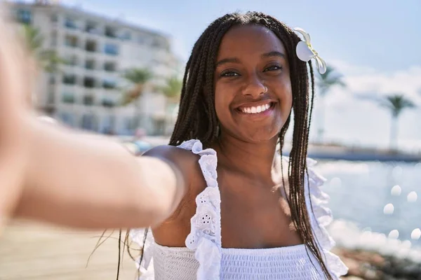 Ung Afrikansk Amerikansk Flicka Ler Glad Göra Selfie Vid Kameran — Stockfoto