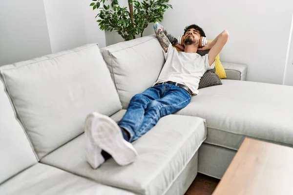 Genç Spanyol Adam Evdeki Kanepede Müzik Dinliyor — Stok fotoğraf