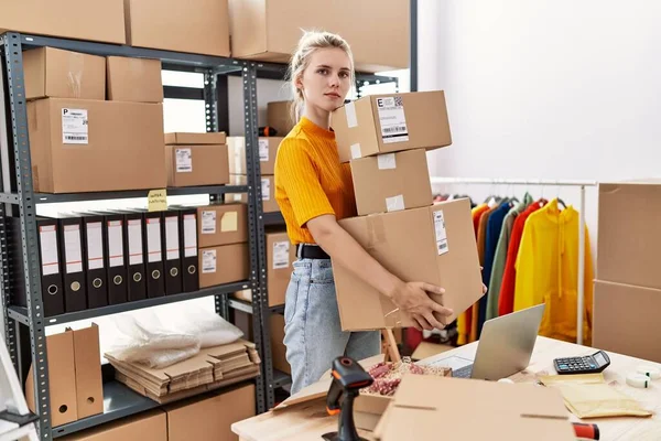 Ung Blond Kvinna Som Arbetar Småföretag Handel Avslappnad Med Allvarliga — Stockfoto