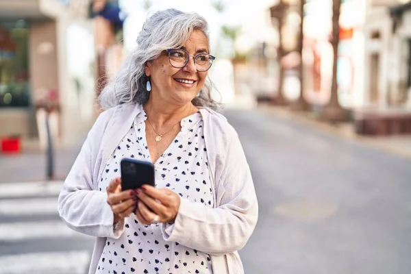 Mujer Mediana Edad Sonriendo Confiado Usando Teléfono Inteligente Calle — Foto de Stock