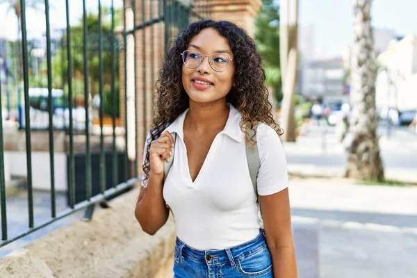 Ung Latinamerikansk Flicka Ler Lycklig Stående Vid Staden — Stockfoto