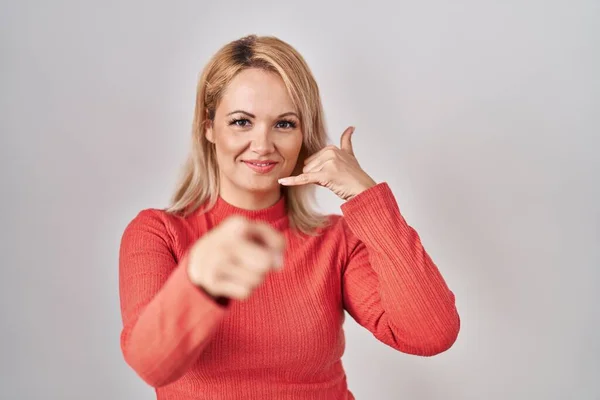 Blonde Woman Standing Isolated Background Smiling Doing Talking Telephone Gesture — Stockfoto