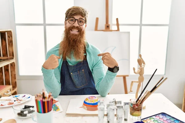 Redhead Man Long Beard Painting Clay Bowl Art Studio Looking — 图库照片