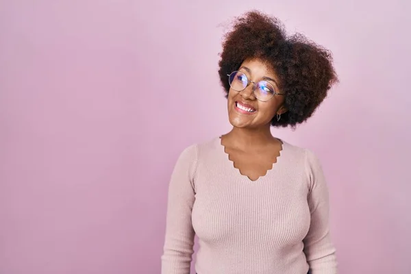 Pembe Arka Planda Duran Genç Afro Amerikan Kadın Yüzünde Gülümseme — Stok fotoğraf
