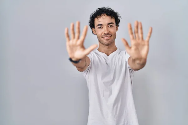 Hispanic Man Standing Isolated Background Showing Pointing Fingers Number Ten — Stock fotografie