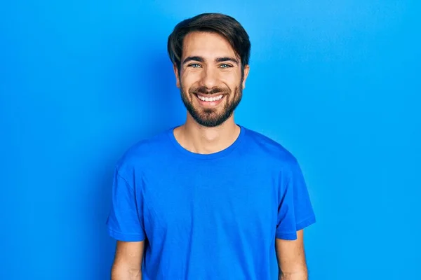 Jeune Homme Hispanique Portant Des Vêtements Décontractés Avec Sourire Heureux — Photo