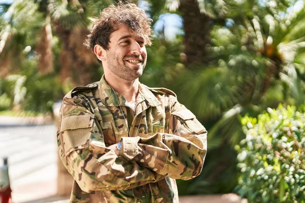 Junger Soldat Lächelt Selbstbewusst Mit Verschränkten Armen Park — Stockfoto