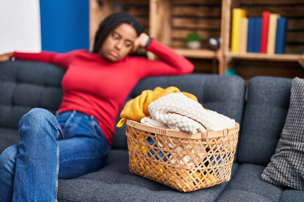 Afro Amerikan Kadın Temizleyici Evdeki Kanepede Oturmaktan Yoruldu — Stok fotoğraf