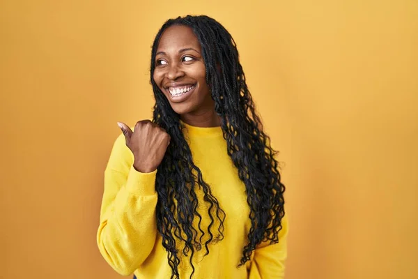 African Woman Standing Yellow Background Smiling Happy Face Looking Pointing — Stockfoto
