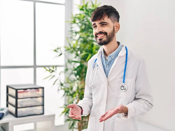 Young Hispanic Man Wearing Doctor Uniform Speaking Clinic — kuvapankkivalokuva