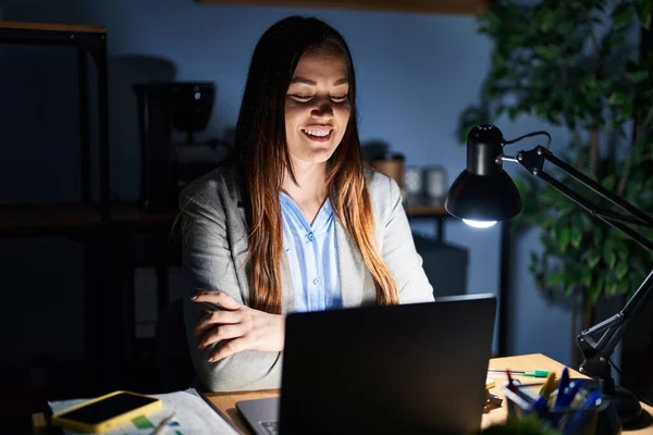 Joven Morena Que Trabaja Oficina Por Noche Feliz Cara Sonriendo —  Fotos de Stock