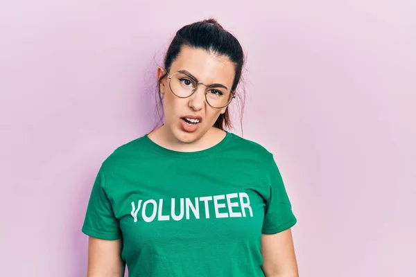 Young Hispanic Woman Wearing Volunteer Shirt Looking Sleepy Tired Exhausted — 스톡 사진