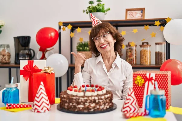 Kobieta Średnim Wieku Świętuje Urodziny Trzymając Duży Tort Czekoladowy Wskazując — Zdjęcie stockowe