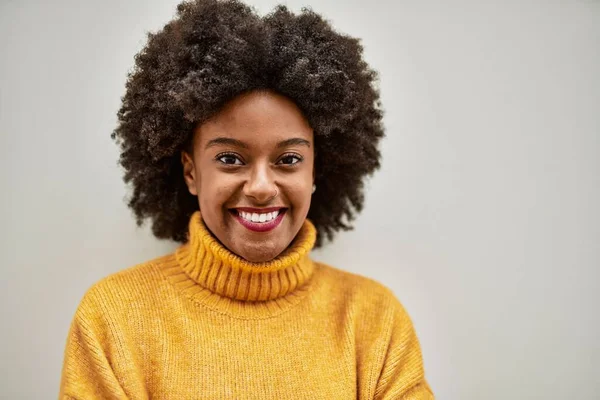 Ung Afrikansk Amerikansk Flicka Ler Lycklig Stående Vid Staden — Stockfoto