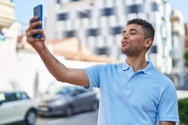 Afro Amerikalı Adam Gülümsüyor Kendine Güveni Tam Sokakta Akıllı Telefondan — Stok fotoğraf