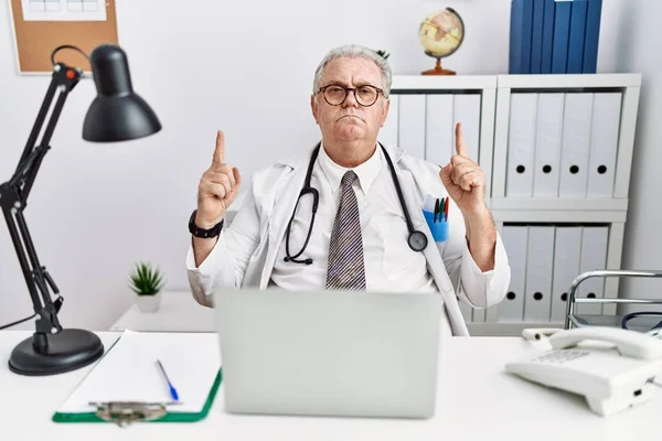 Senior Caucasian Man Wearing Doctor Uniform Stethoscope Clinic Pointing Looking — Stockfoto