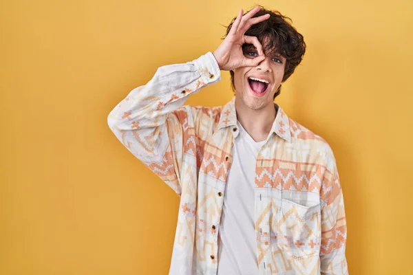 Young Man Wearing Casual Summer Shirt Doing Gesture Hand Smiling — Stockfoto