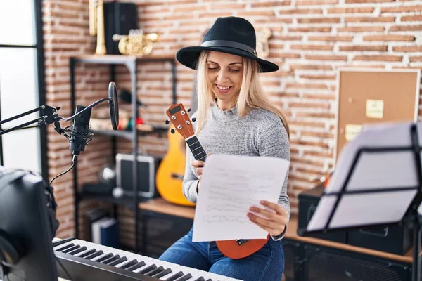 Joven Artista Sosteniendo Ukelele Lectura Canción Estudio Música — Foto de Stock