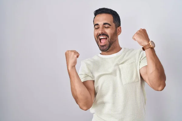 Homem Hispânico Com Barba Sobre Fundo Isolado Comemorando Surpreso Surpreso — Fotografia de Stock