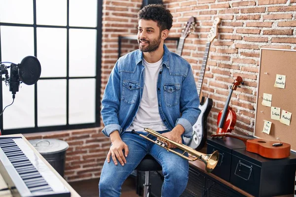 Jonge Arabische Man Muzikant Glimlachend Zelfverzekerd Trompet Vasthoudend Muziekstudio — Stockfoto