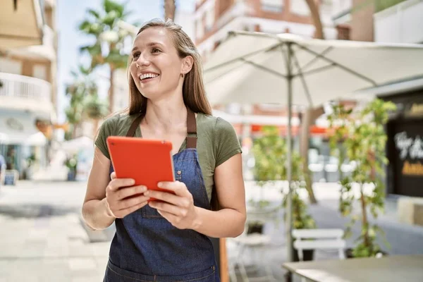 Νεαρή Ξανθιά Γυναίκα Φοράει Ποδιά Χρησιμοποιώντας Touchpad Στην Καφετέρια — Φωτογραφία Αρχείου