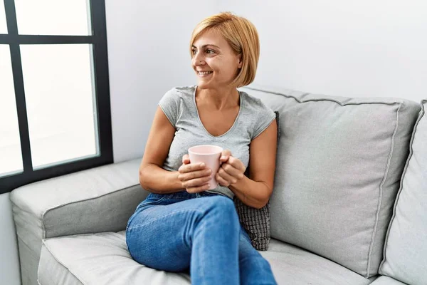 Mujer Rubia Mediana Edad Sonriendo Confiado Bebiendo Café Casa — Foto de Stock