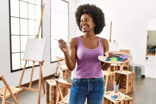 Genç Afrikalı Amerikalı Kadın Resim Stüdyosunda Fırça Palet Tutarak Gülümsüyor — Stok fotoğraf
