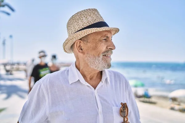Hombre Mayor Sonriendo Confiado Usando Sombrero Verano Playa — Foto de Stock