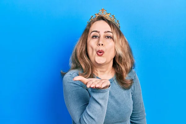 Middle Age Caucasian Woman Wearing Queen Crown Looking Camera Blowing — 스톡 사진