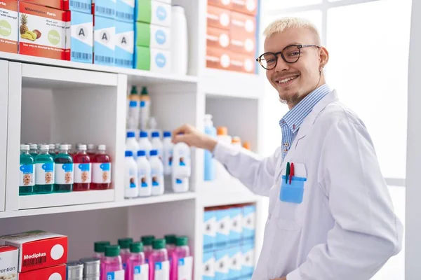 Young Caucasian Man Pharmacist Holding Medicine Bottle Pharmacy — Stock Photo, Image