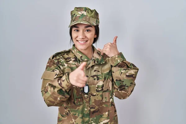 Młoda Azjatka Mundurze Wojskowym Uśmiechnięta Rozmawiająca Przez Telefon Wskazująca Ciebie — Zdjęcie stockowe