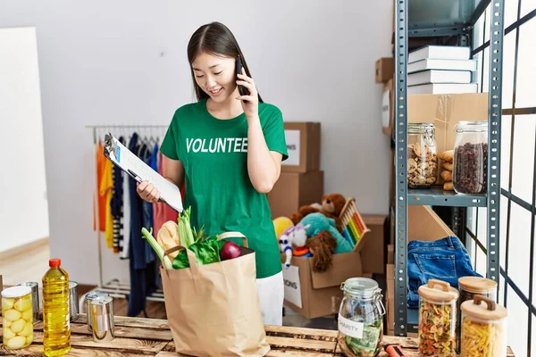 Giovane Donna Asiatica Controllo Donato Cibo Telefono Donazioni Stand — Foto Stock