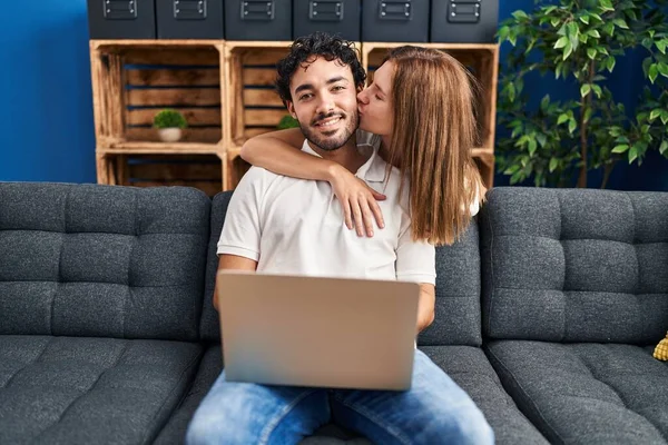 Чоловік Жінка Допомогою Ноутбука Цілуються Обнімаються Один Одного Вдома — стокове фото