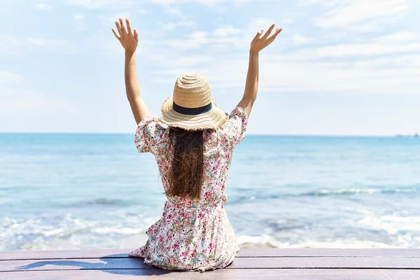 Giovane Ragazza Latina Sulla Vista Posteriore Indossando Cappello Estivo Seduto — Foto Stock