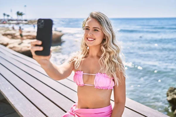 Mladá Blondýnka Dívka Dělat Selfie Podle Smartphone Sedí Lavičce Pláži — Stock fotografie