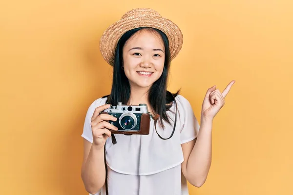 Young Chinese Girl Wearing Summer Hat Holding Vintage Camera Smiling — Foto Stock