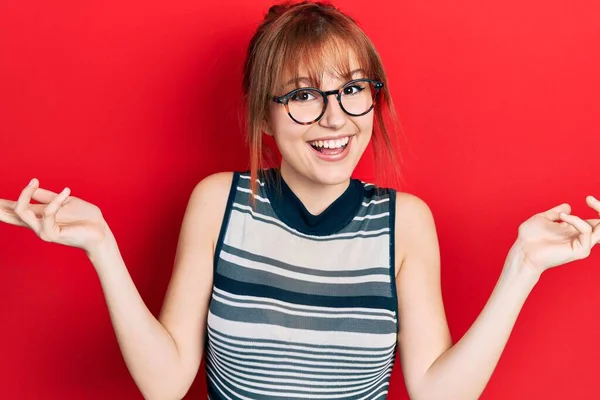 Redhead Ung Kvinna Bär Casual Kläder Och Glasögon Firar Seger — Stockfoto