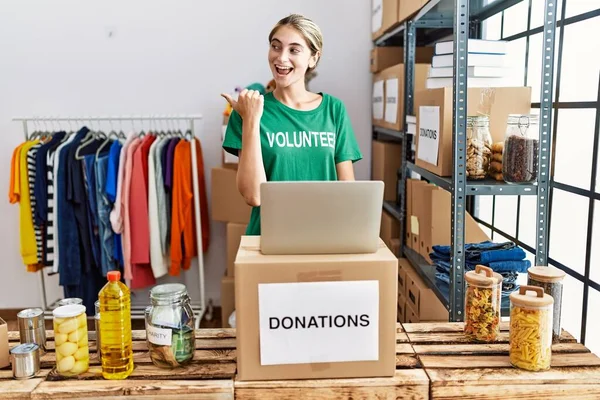 Bağışta Gönüllü Tişört Giyen Genç Sarışın Kadın Gülümseyen Yüz Ifadesiyle — Stok fotoğraf